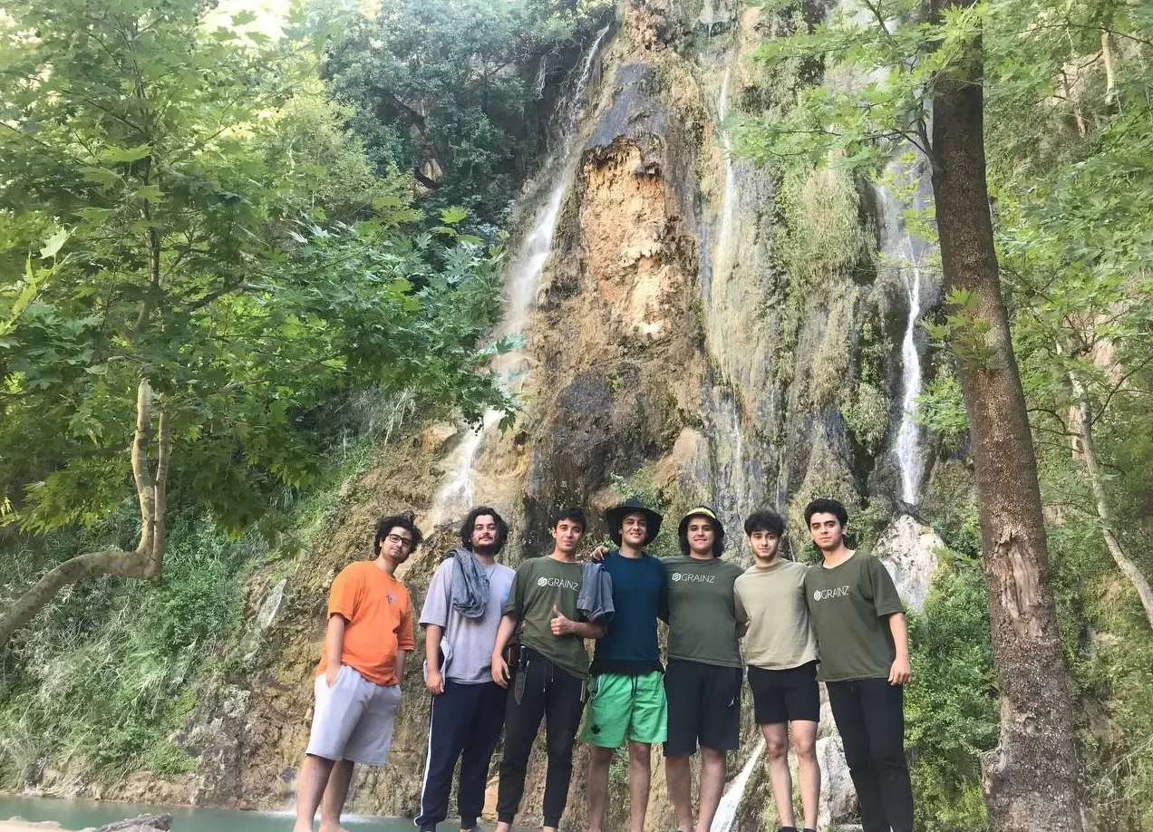 GRAINZ Studio takım ekip üyeleri Burak Gökmen Çelik ve takım arkadaşları tatilde Antalya gezisinde şelale önünde